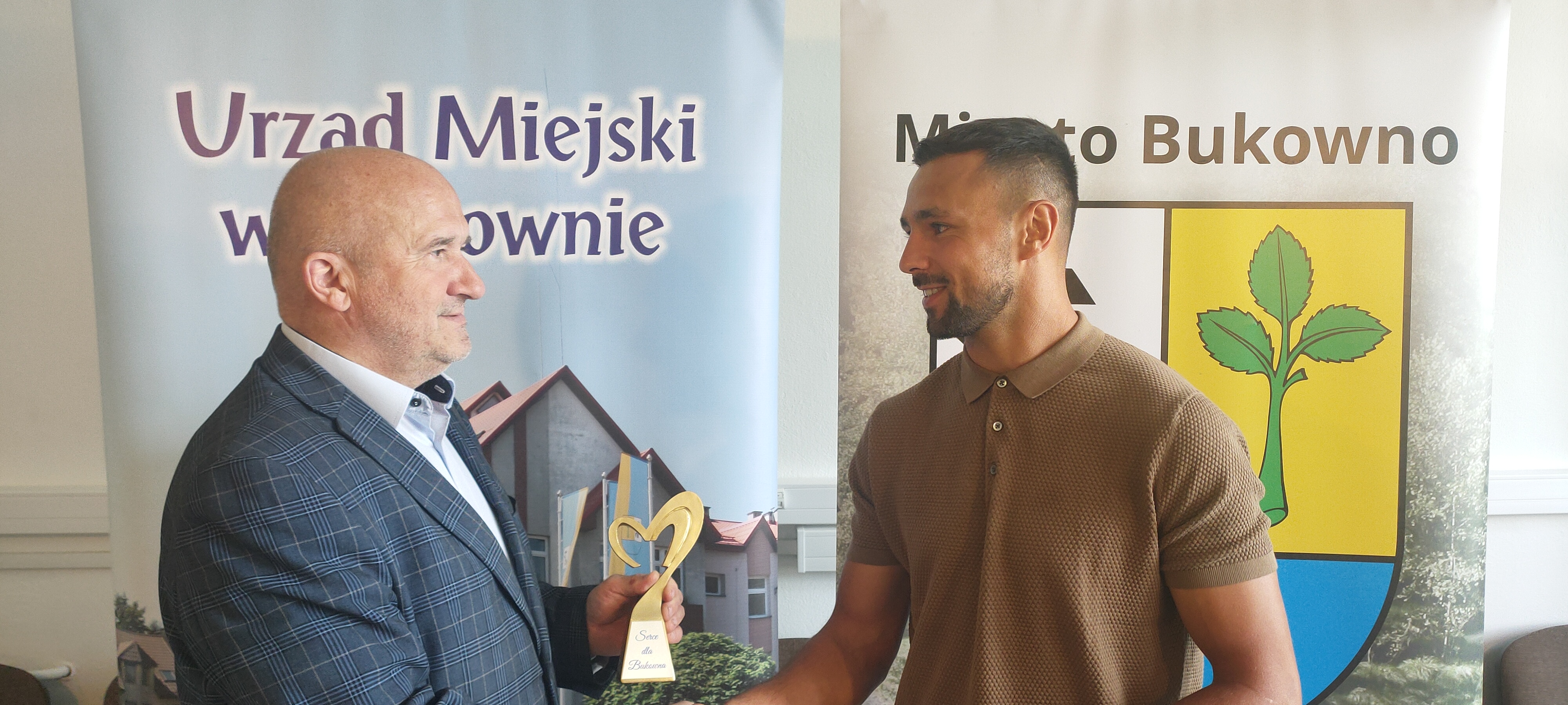Przekazanie statuetki Panu Alanowi Czerwińskiemu.